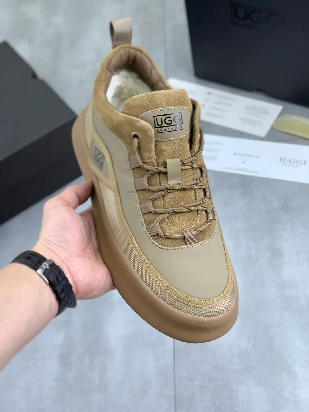 Men's shoes 💰P640 New arrival 🆕🆕🆕 New IUGGI men's shoes. Real cowhide on the outside. Australian wool on the inside. Lightweight and easy to put on. The brand logo has a high-end feel. Men's style! Men's style! Retro outdoor shoes are rarely seen on the market. They look great on the feet. Mainly because they are so stylish. Color: black, gray, maroon. Size: 39-44 999-20